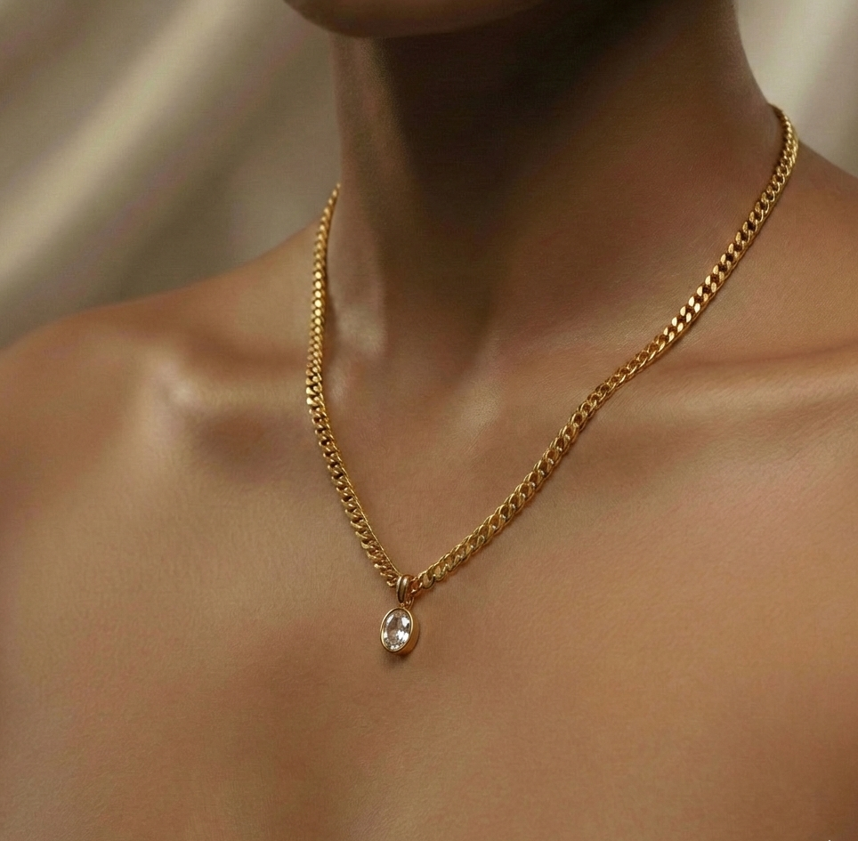 CLEAR STONE ELEGANT NECKLACE