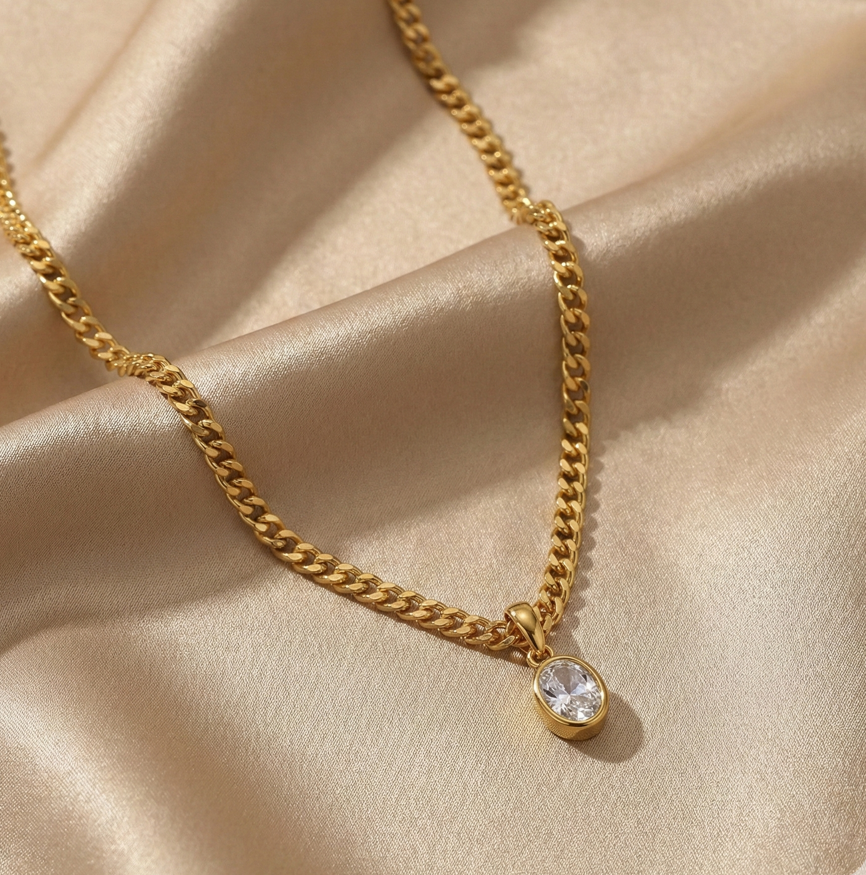 CLEAR STONE ELEGANT NECKLACE