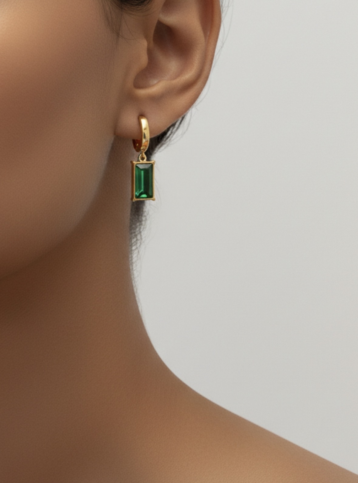 BOXED EMERALD EARRING