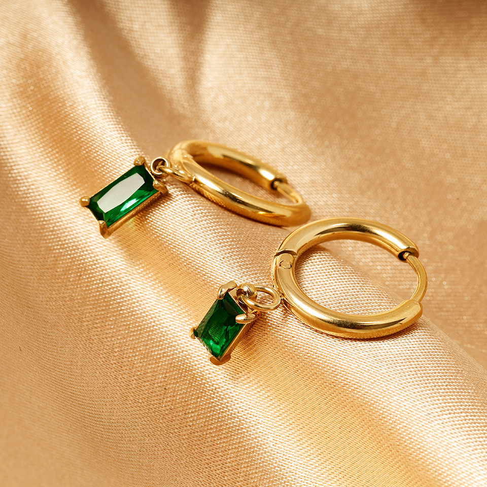 ELEGANT EMERALD EARRINGS